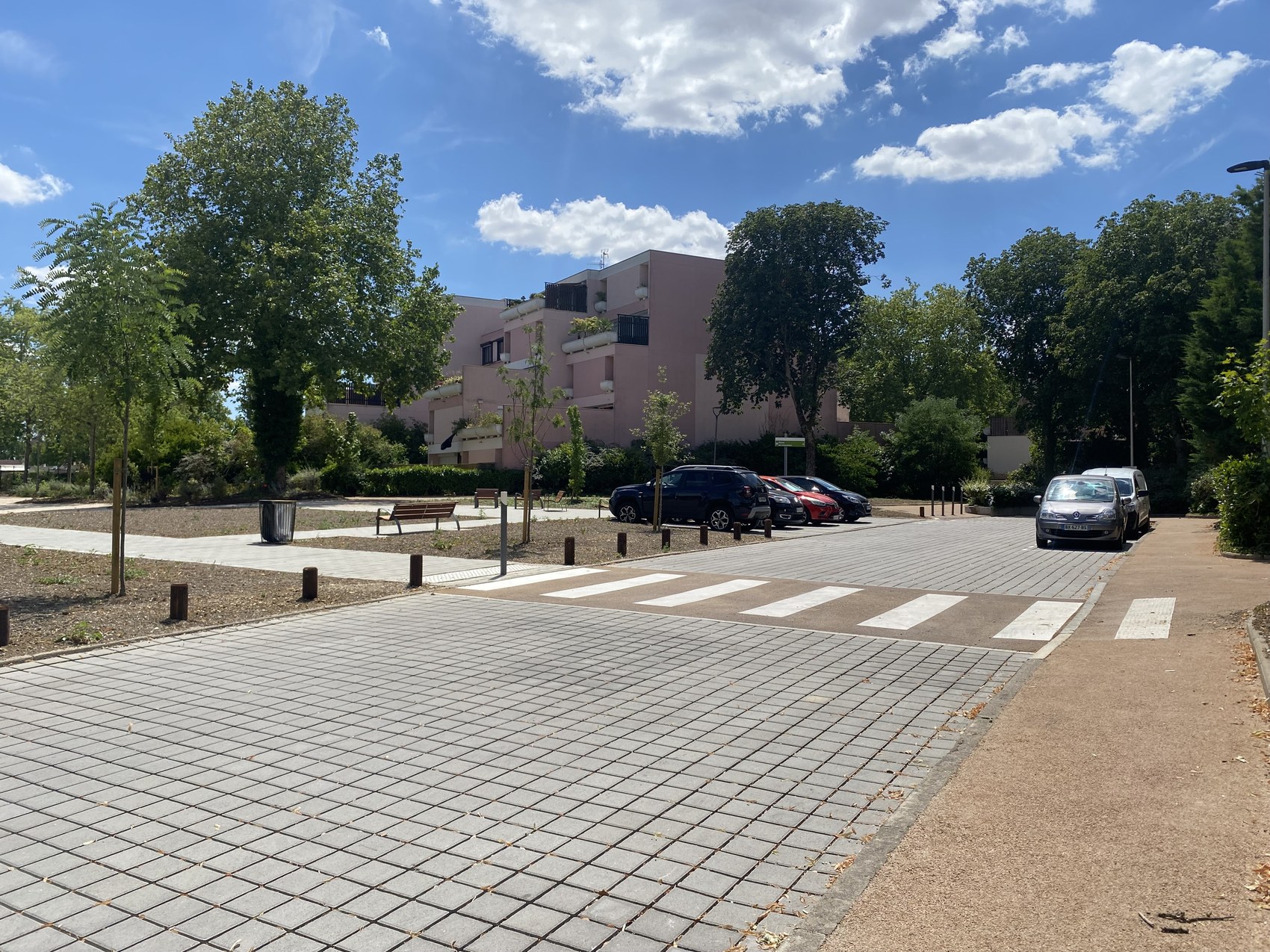 Après travaux : chaussée en pavés à joints engazonnés et passage piéton