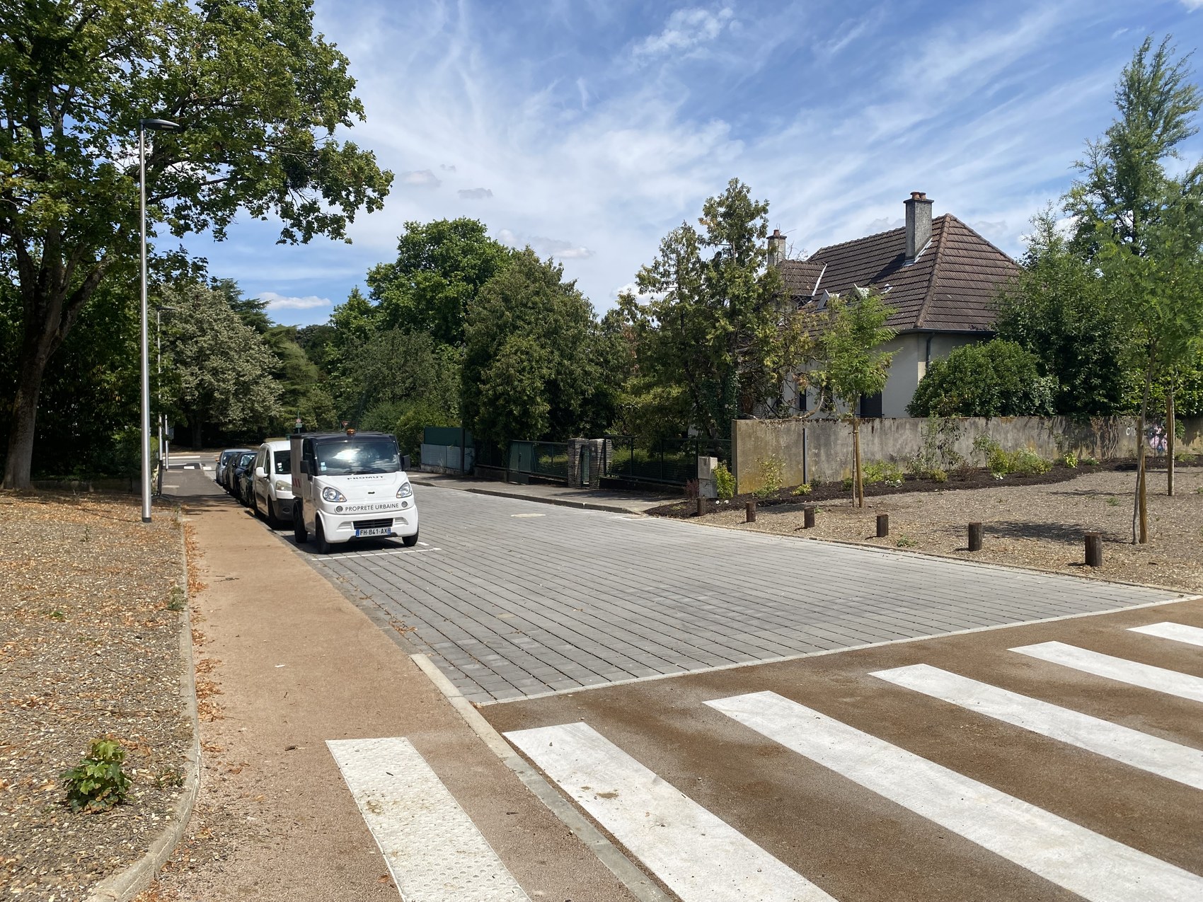 Enrobé drainant réservé aux passages, sur une chaussée apaisée